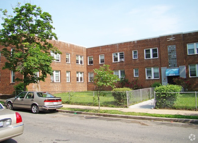 Building Photo - 1524 F St NE