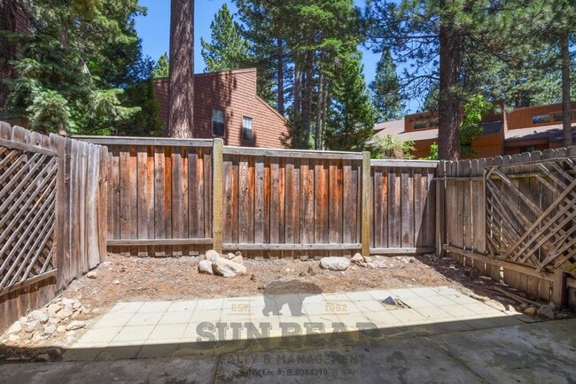 Building Photo - 3 Bedroom with a Yard!