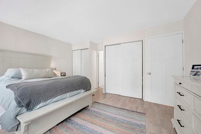 Building Photo - 247 E Chestnut St