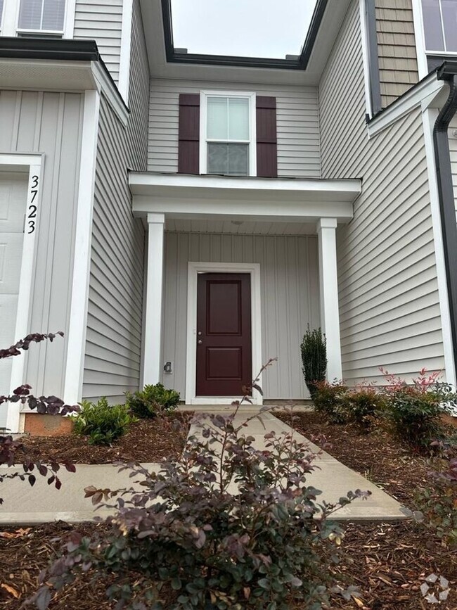 Building Photo - Charming 3BR Townhome in Jamestown