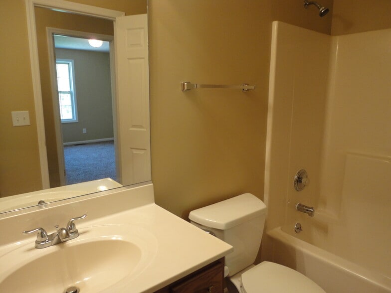 Building Photo - 912 N Garver Rd