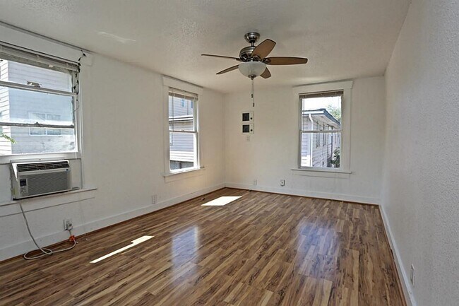 Primary Photo - 1615 Wentworth St