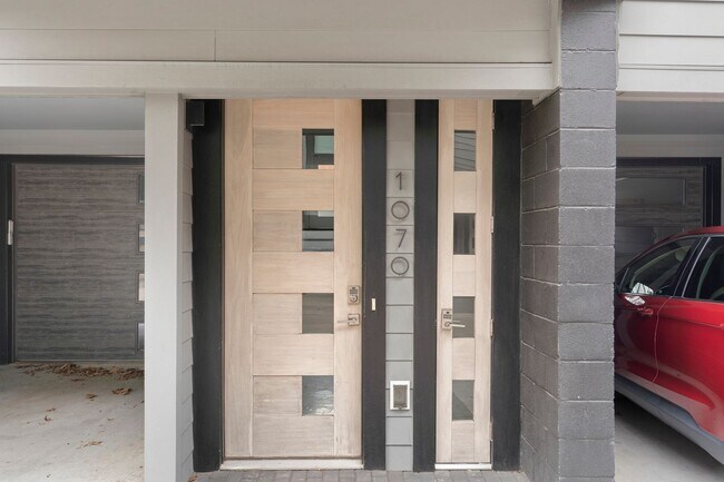 Building Photo - Modern Townhome with Roof Terrace in Dilworth Neighborhood Charlotte NC
