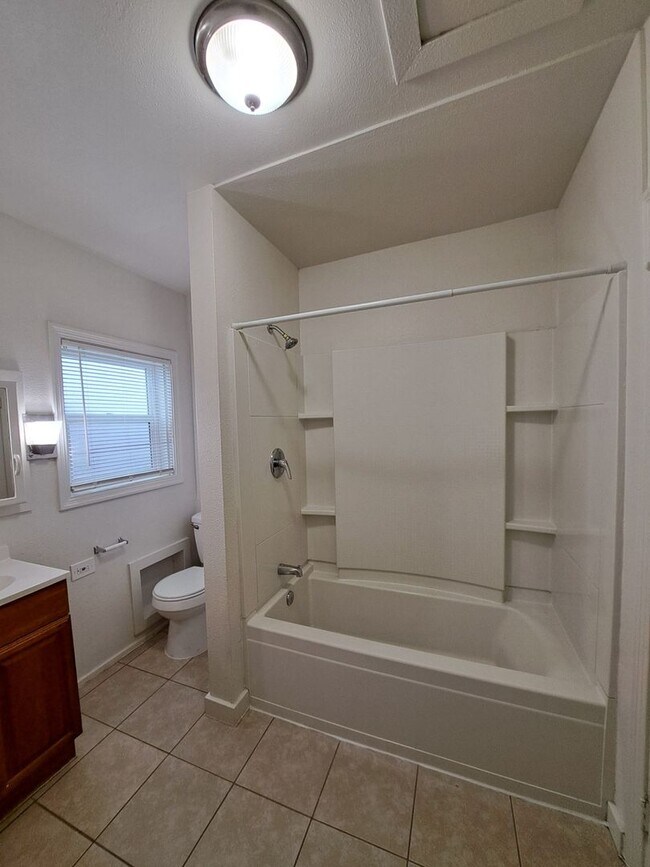 Building Photo - 1220-1222 E. Terrace Ave