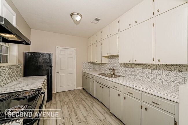 Building Photo - 544 7th St S