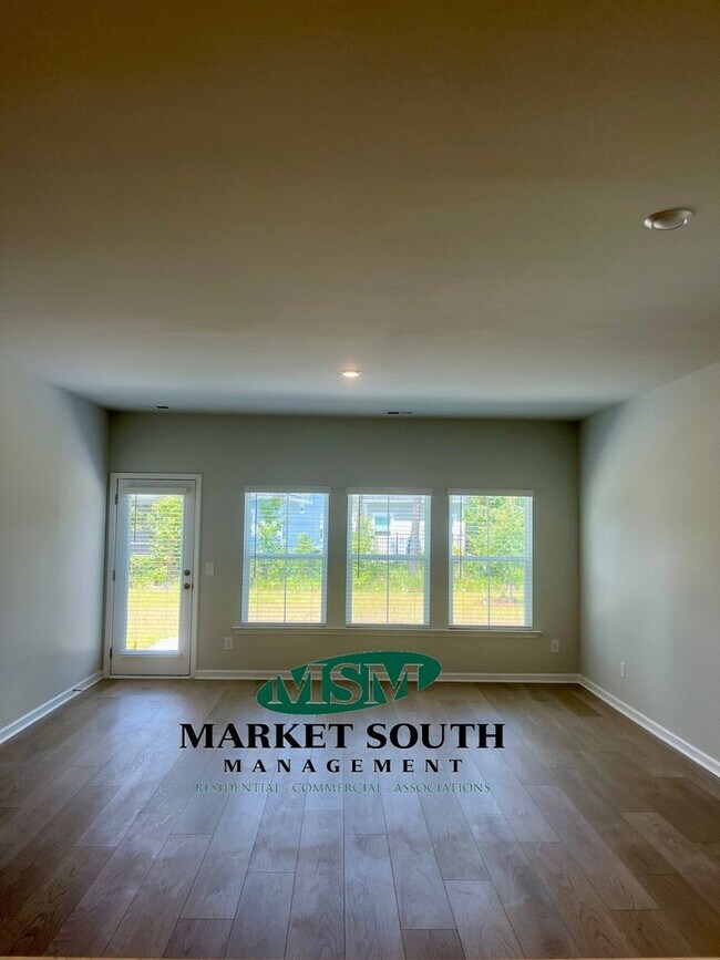 Building Photo - 114 Binscombe Ln
