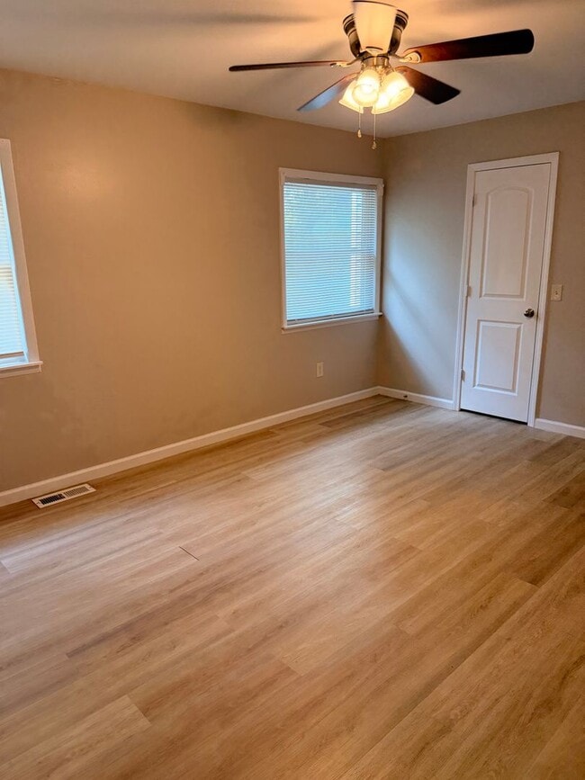 Building Photo - 912 Pineland Ave