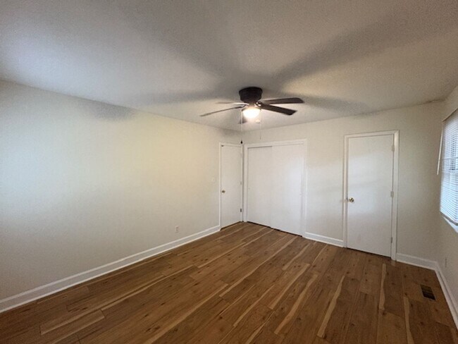Building Photo - Spacious 4 Bed 2.5 bath Home Close to Fort...