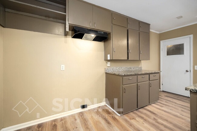 Building Photo - 1156 Skyline Dr