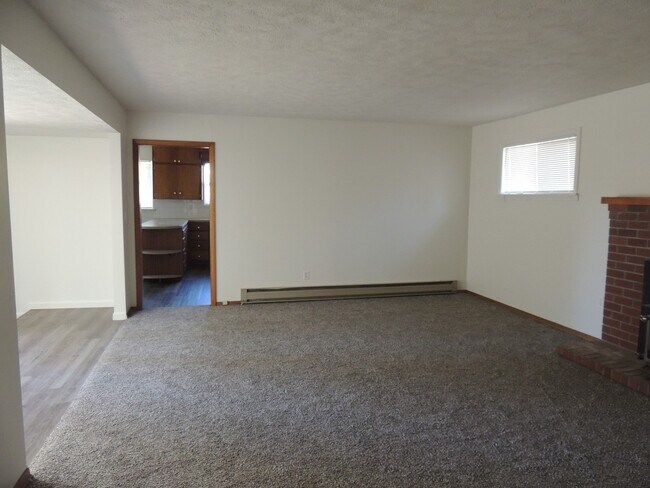 Building Photo - $1,900 – 2 Bed / 2 Bath Home with Fenced Yard, Fireplace, and Garage