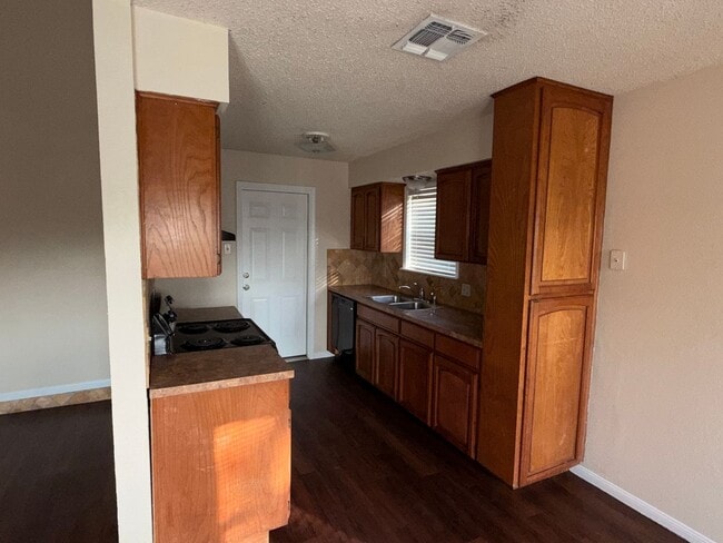 Building Photo - Updated 3/2/2 in Glen Estates