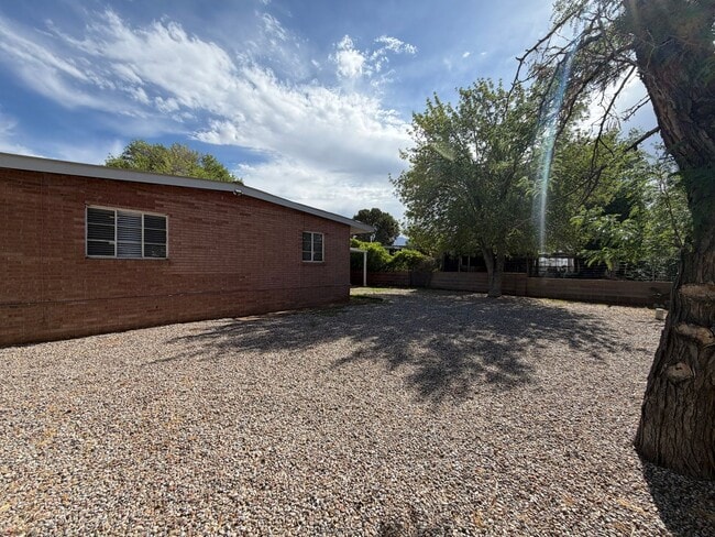 Building Photo - 3 Bedroom Single Story Available Near Comanche Rd NE & San Mateo Blvd NE!