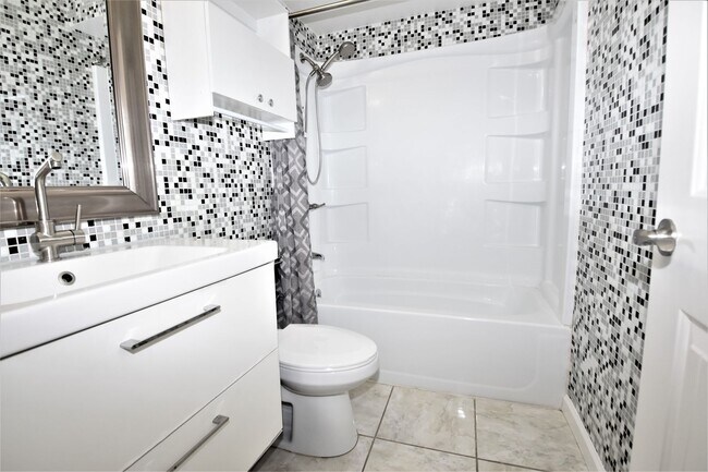 Building Photo - 5030 Greenberry Dr