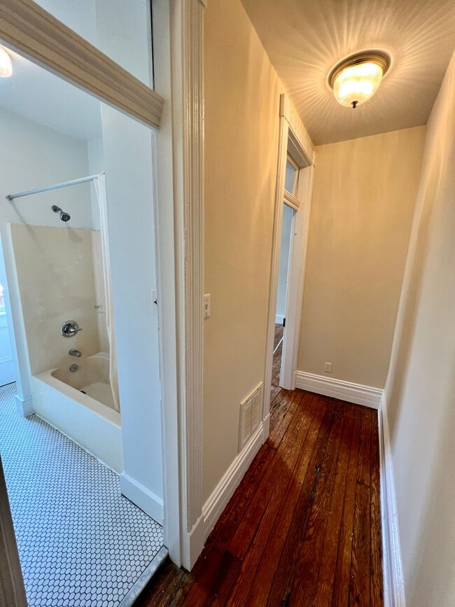 Building Photo - 212 W Main St