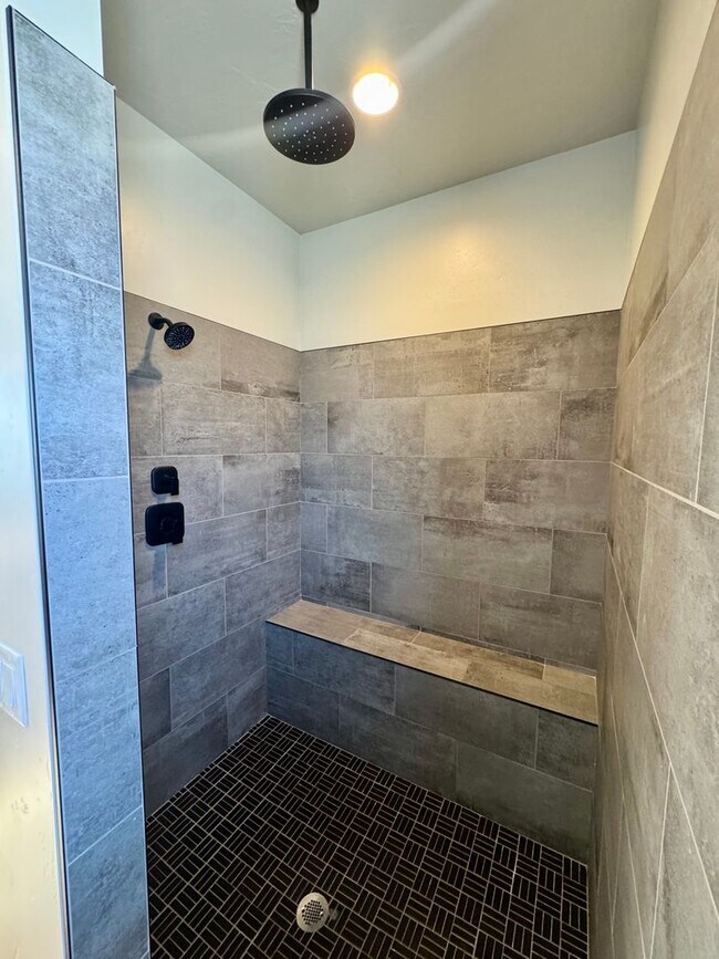 Building Photo - Beautiful Modern 5 Bedroom Furnished Home!!