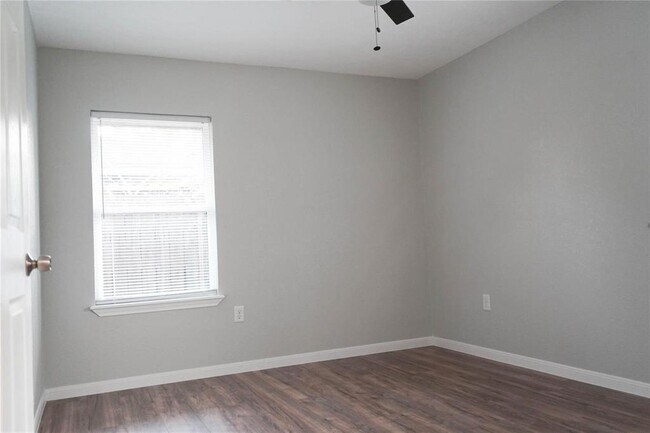 Building Photo - 10311 Royal Oaks Dr