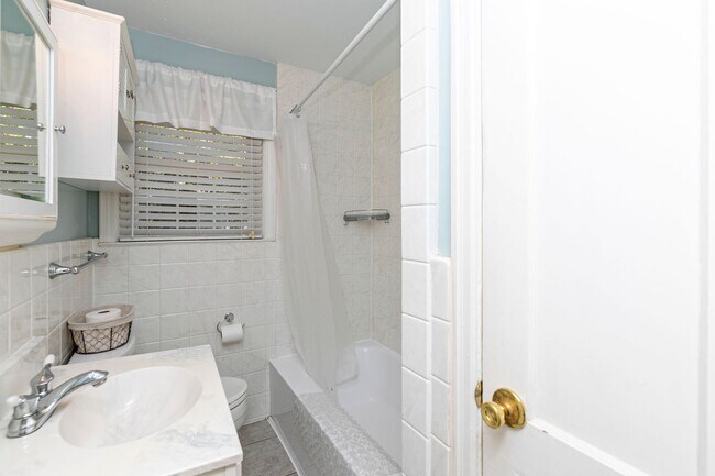 Building Photo - Beautiful rental full of character and charm located in The Avenues of Cayce! Close to USC!