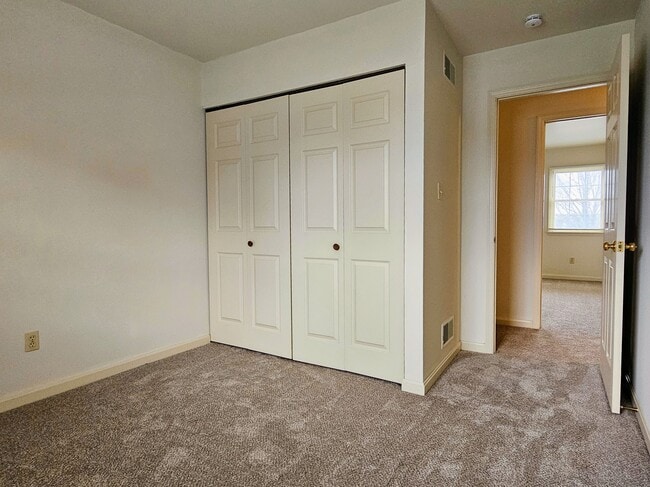 Building Photo - 88 Robinhill Dr