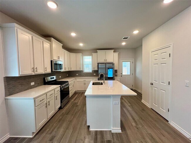 Building Photo - 2907 Salvidar Bend