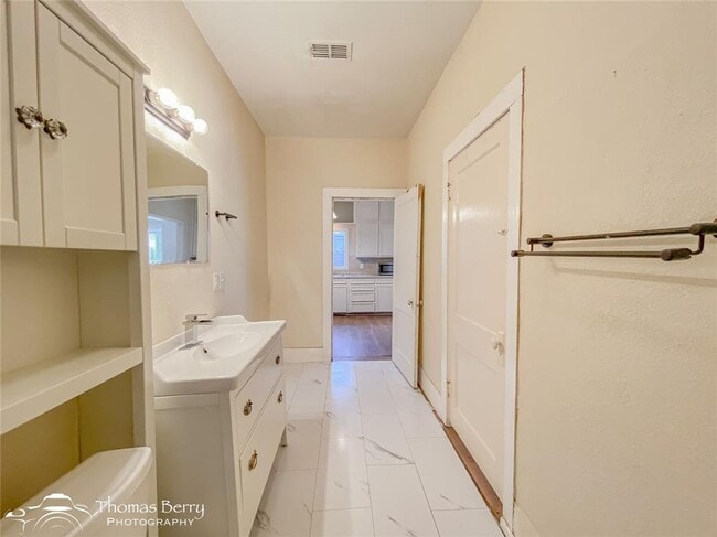 Building Photo - 2807 Russell Ave