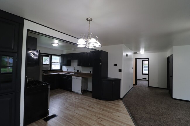 Building Photo - Spacious home for rent!