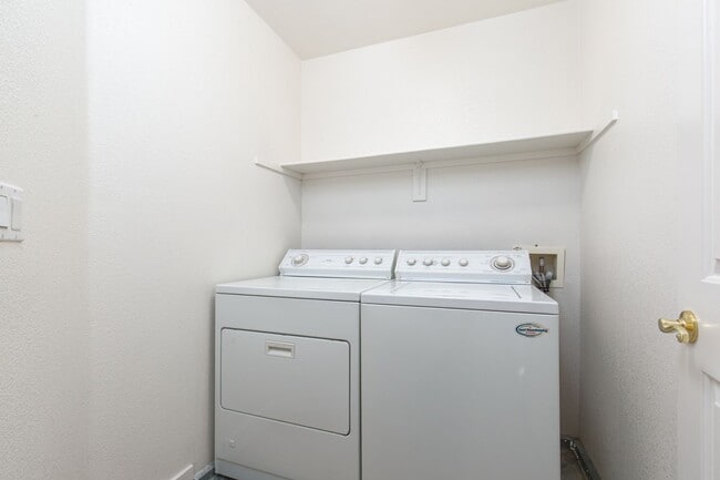 Building Photo - Great 5 Bedroom Home in Summerlin