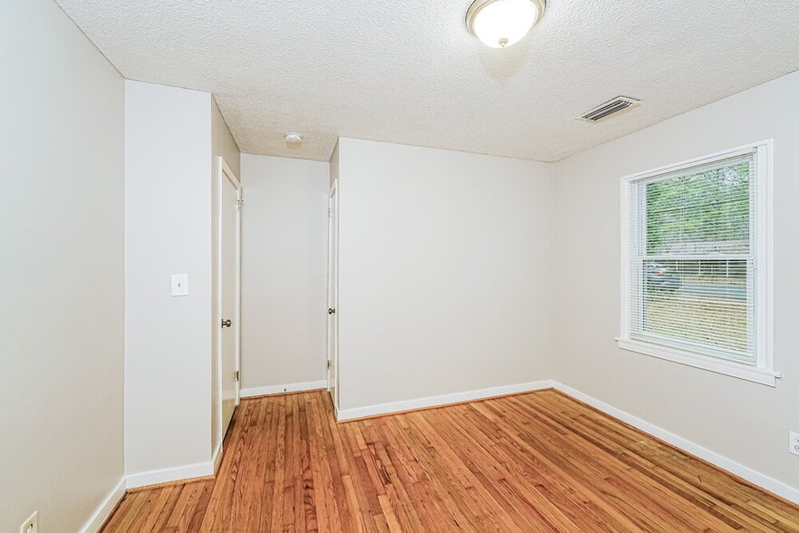 Building Photo - 237 Garden Ln