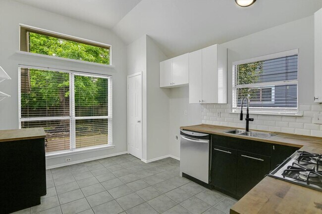 Building Photo - 501 Maple Run Dr