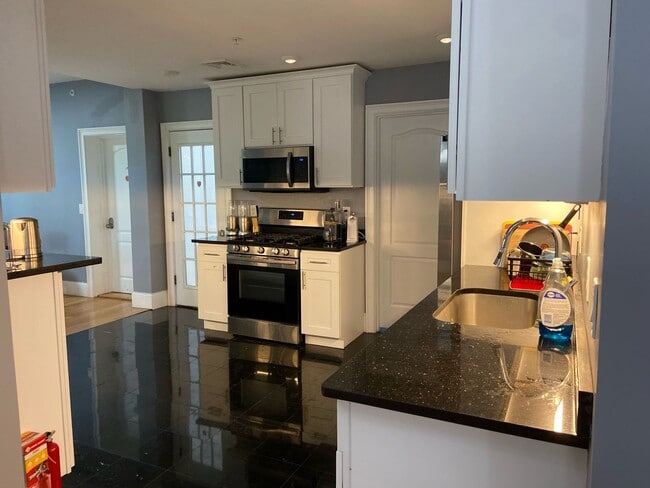 Primary Photo - Massive Brighton 8 Bed / 9 Bath House in the 1700 block of Comm Ave!!!! Students Welcome. Avail 9...