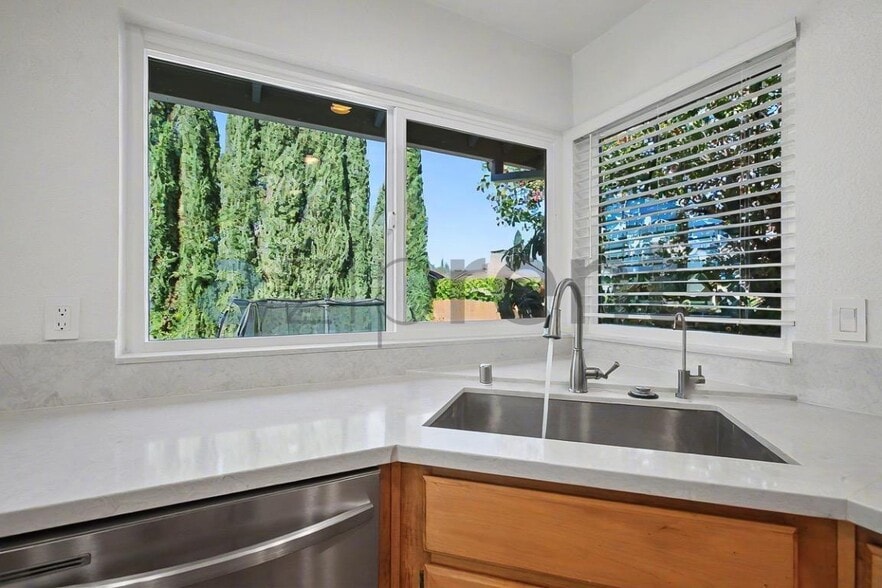 Building Photo - 5744 River Run Cir