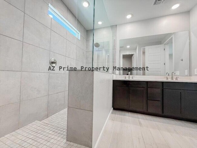 Building Photo - 5138 E Anderson Dr