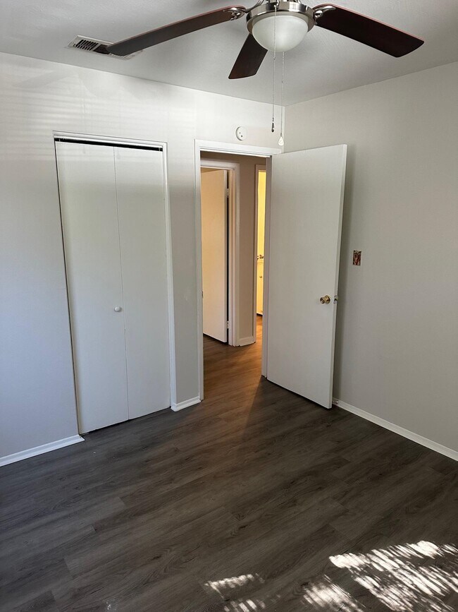 Building Photo - 3622 S Lakewood Dr