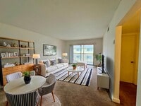 Building Photo - 1501 Crescent Cir