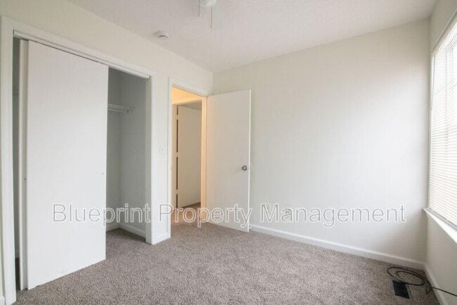 Building Photo - 1722 6th Pl Cir NW