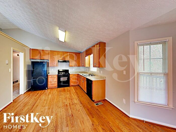 Building Photo - 452 Maplewood Ln