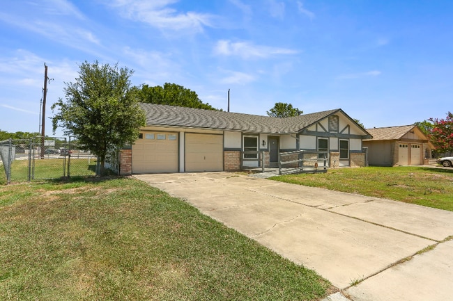 Building Photo - 5622 Frst Lk St