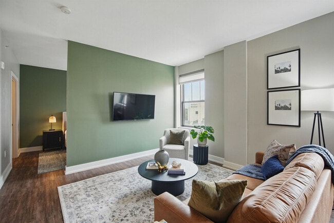 Building Photo - 400 Walnut St