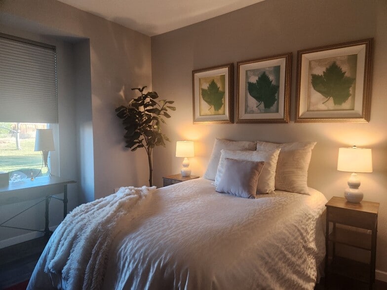 Bedroom - 18939 E Warren Cir