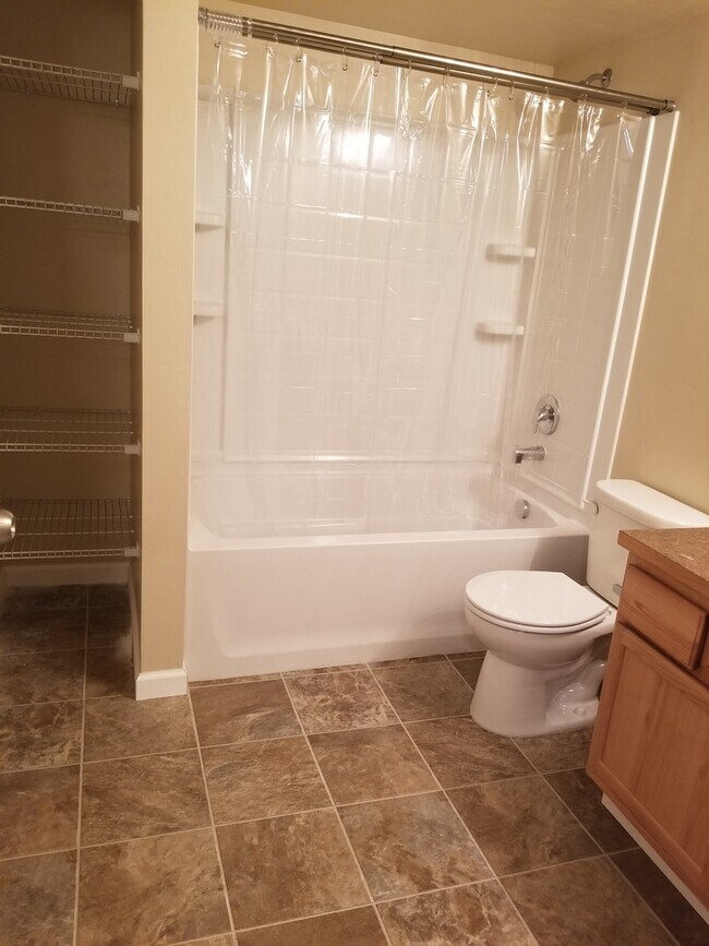 Building Photo - Spacious & Updated 3 bedrooms +large rec room 2 baths, landscaped