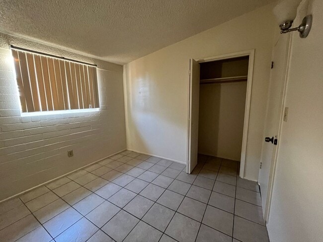 Building Photo - 3 bedroom 1 bath home with yard and covered parking