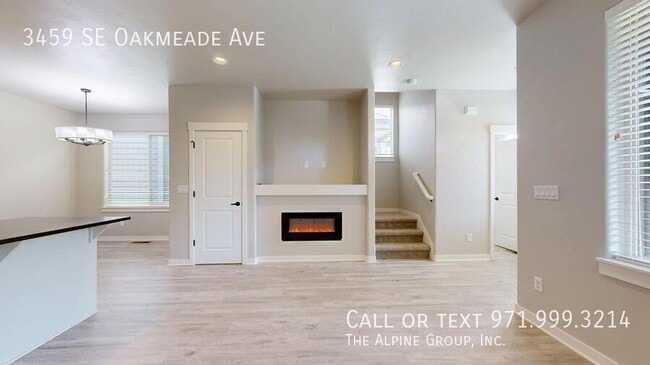 Building Photo - 3459 SE Oakmeade Ave