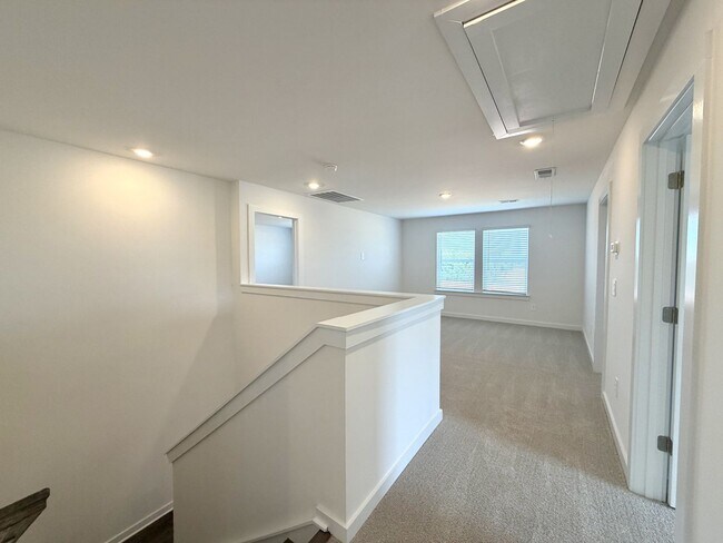 Building Photo - 2372 Meadowwood Dr