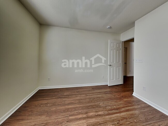 Building Photo - 124 Trayesan Dr