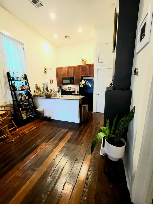 Building Photo - 410 N Tonti St