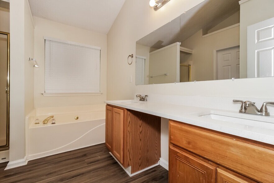 Building Photo - 3410 Sandlake Dr SW