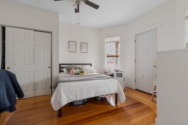Building Photo - HUGE THREE BED IN SOMERVILLE!!!!!!!!