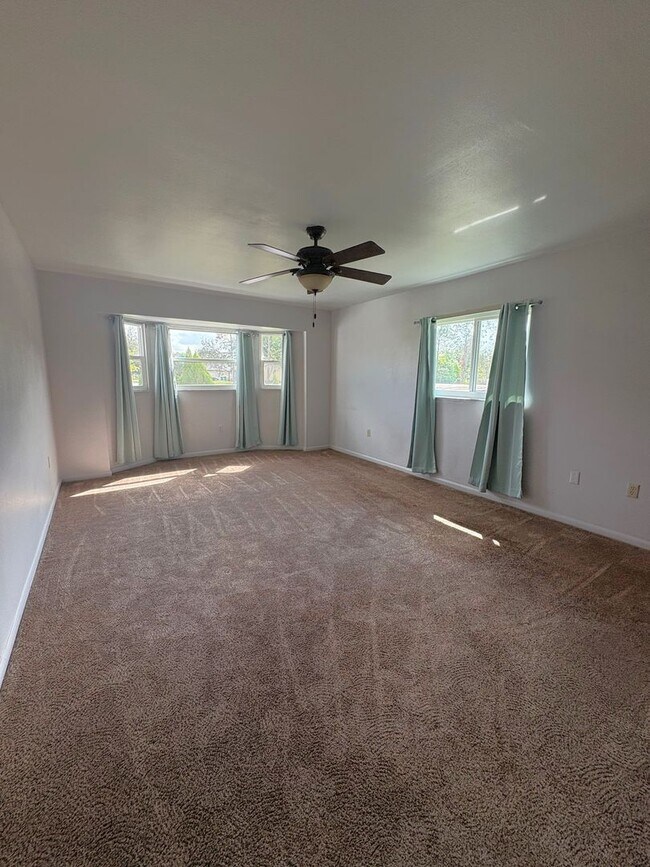 Building Photo - Spacious Florida Home Available Now!
