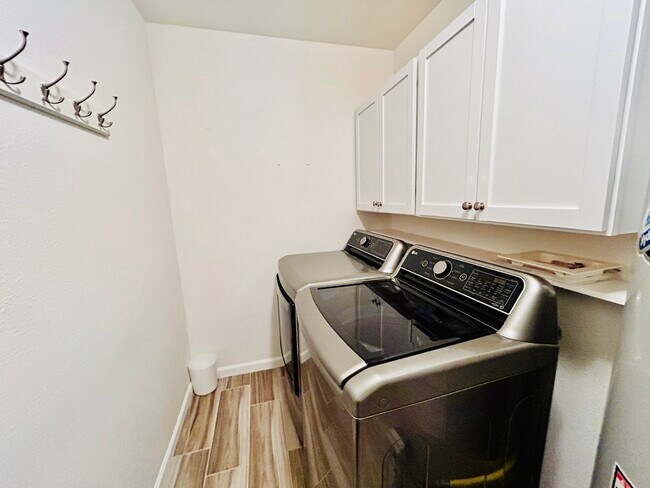 Building Photo - 5768 Buchanan Ave SW