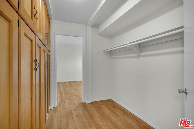 Building Photo - 620 N Kenwood St