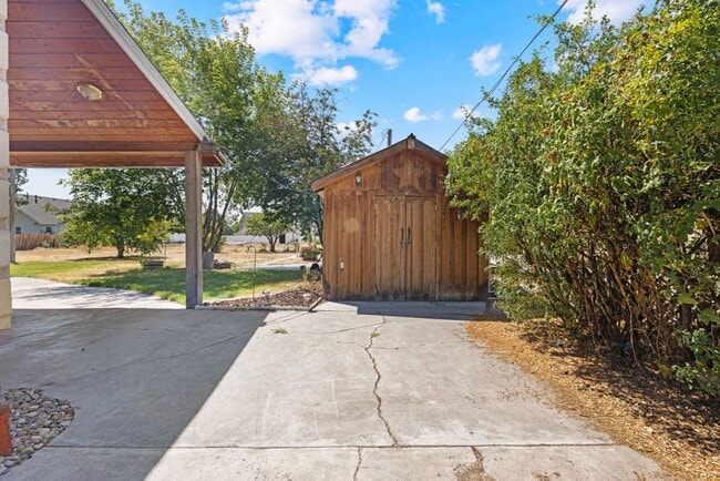 Building Photo - 4 BED 2.5 BATH HOME IN REXBURG